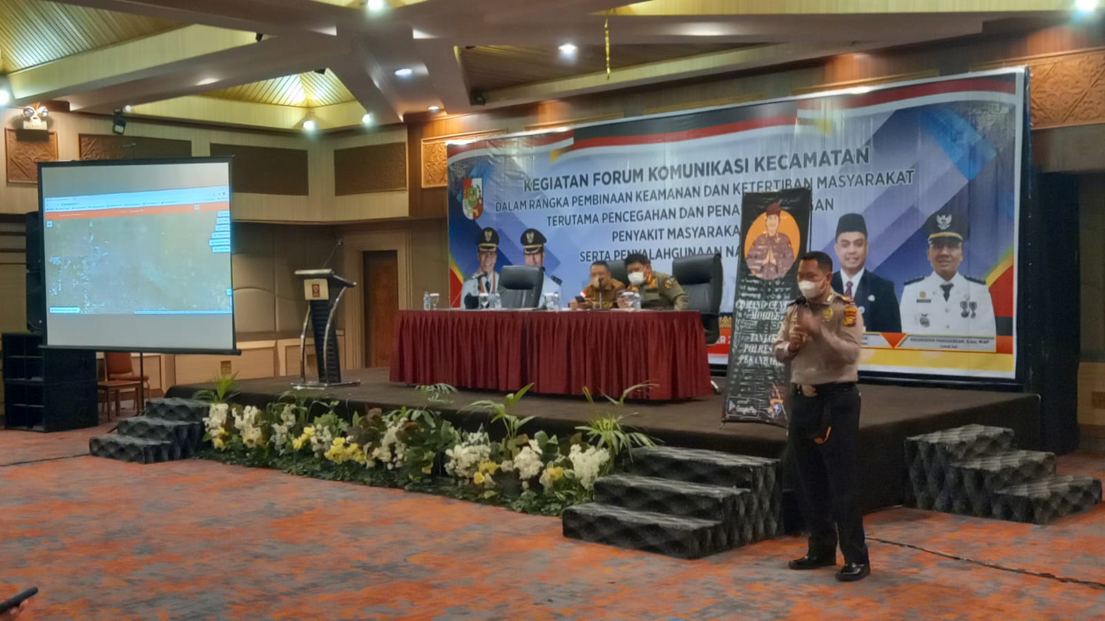 Kapolsek Limapuluh Menjadi Pembicara Dalam Kegiatan Acara Forum Komunikasi Kecamatan Serta Memperkenalkan Sistem Keamanan Berupa Aplikasi