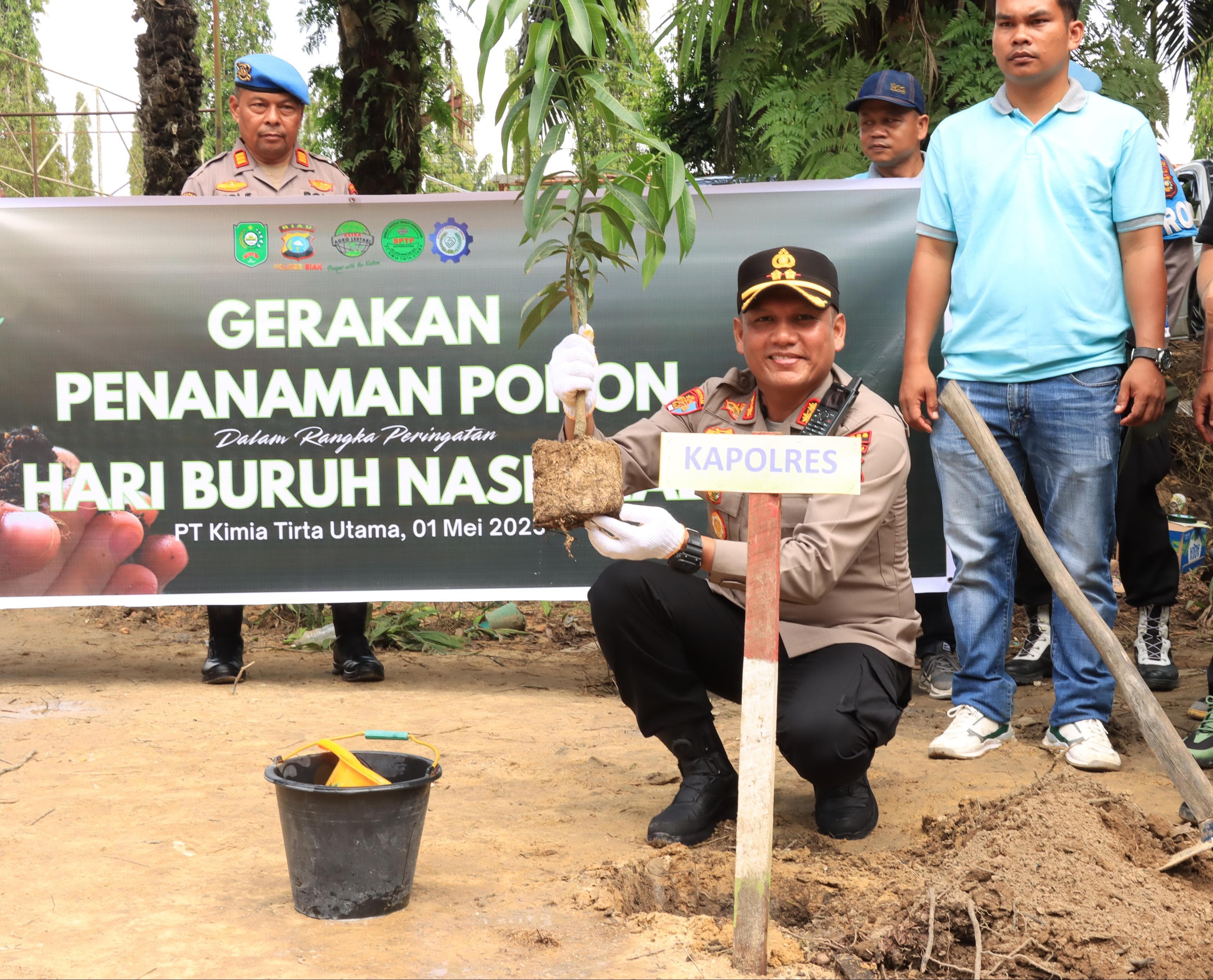 Kapolres Siak Hadiri Peringatan Hari Buruh dan Penanaman Pohon di PT. KTU Astra Koto Gasib