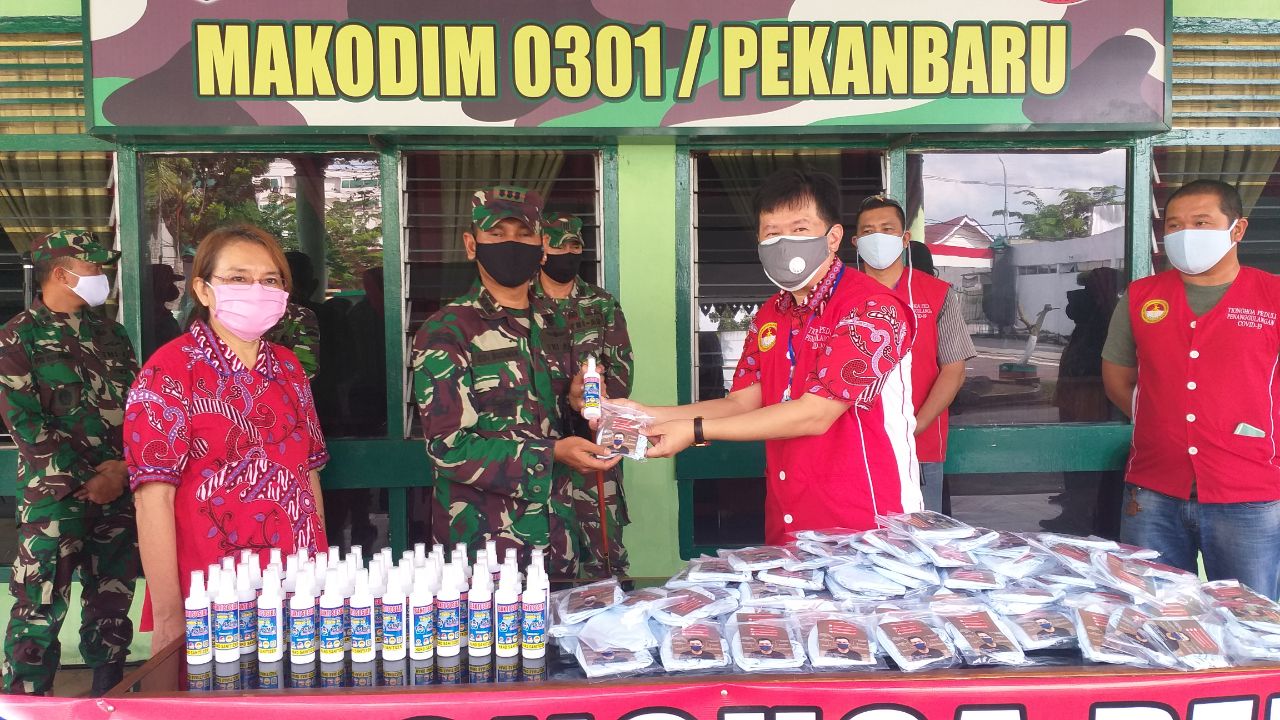 Dandim 0301/Pekanbaru Terima Bantuan Hand Sanitizer dan Masker Dari PSMTI Kota Pekanbaru