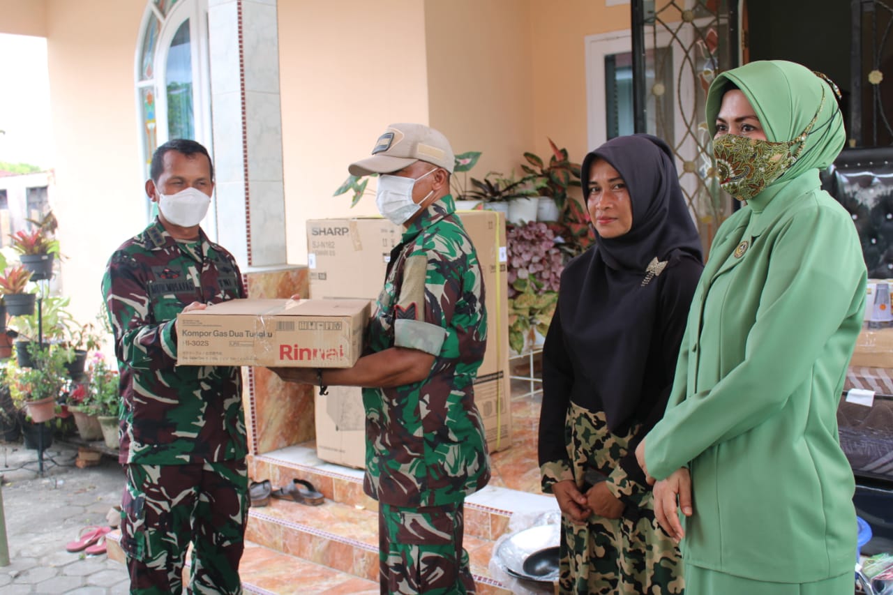 Dandim 0301/PBR Bersama Ketua Persit Kartika Cab L Dim 0301 Beri Bantuan Kepada Personil Yang Mengalami Musibah Kebakaran