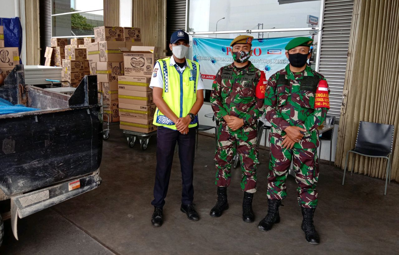 Babinsa Kodim 0301/PBR Laksanakan Kegiatan Penegakan Displin Prokes Covid-19 di Pusat Pembelanjaan
