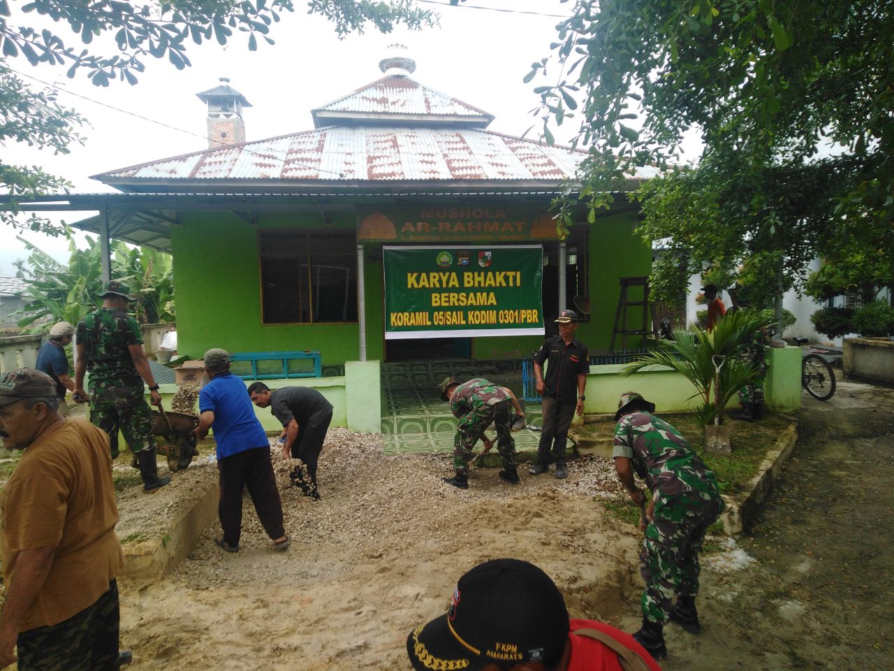 Babinsa Koramil 05/Sail Kodim 0301/Pekanbaru Laksanakan Gotong Royong Pembersihan Mushola Ar Rahmat