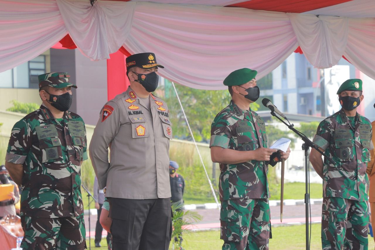 Gelar Apel Kehormatan Lepas Sambut Danrem 031/WB, Kapolda Riau Irjen Pol M Iqbal: TNI Polri Adalah Saudara Kandung, Tidak Terpisahkan