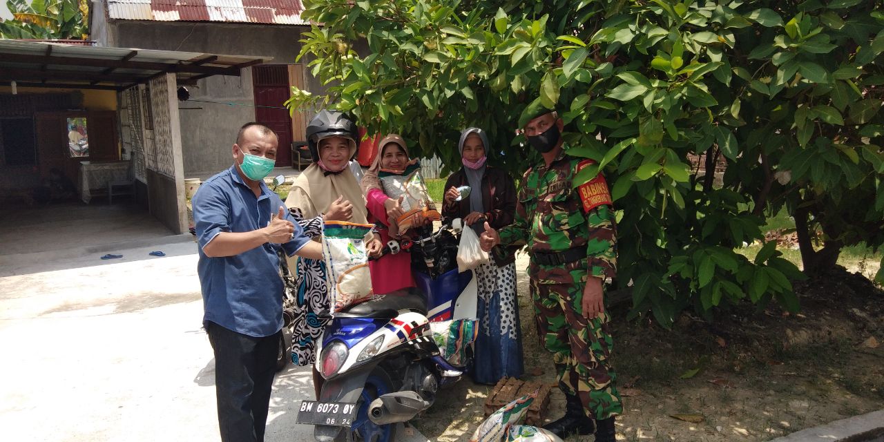 Hari Ke Empat Bulan Suci Ramadhan, Babinsa Kodim 0301/Pekanbaru Ikut Membantu dan Menyalurkan Bantuan Paket Sembako Kepada Warga Kelurahan Tangkerang Tengah