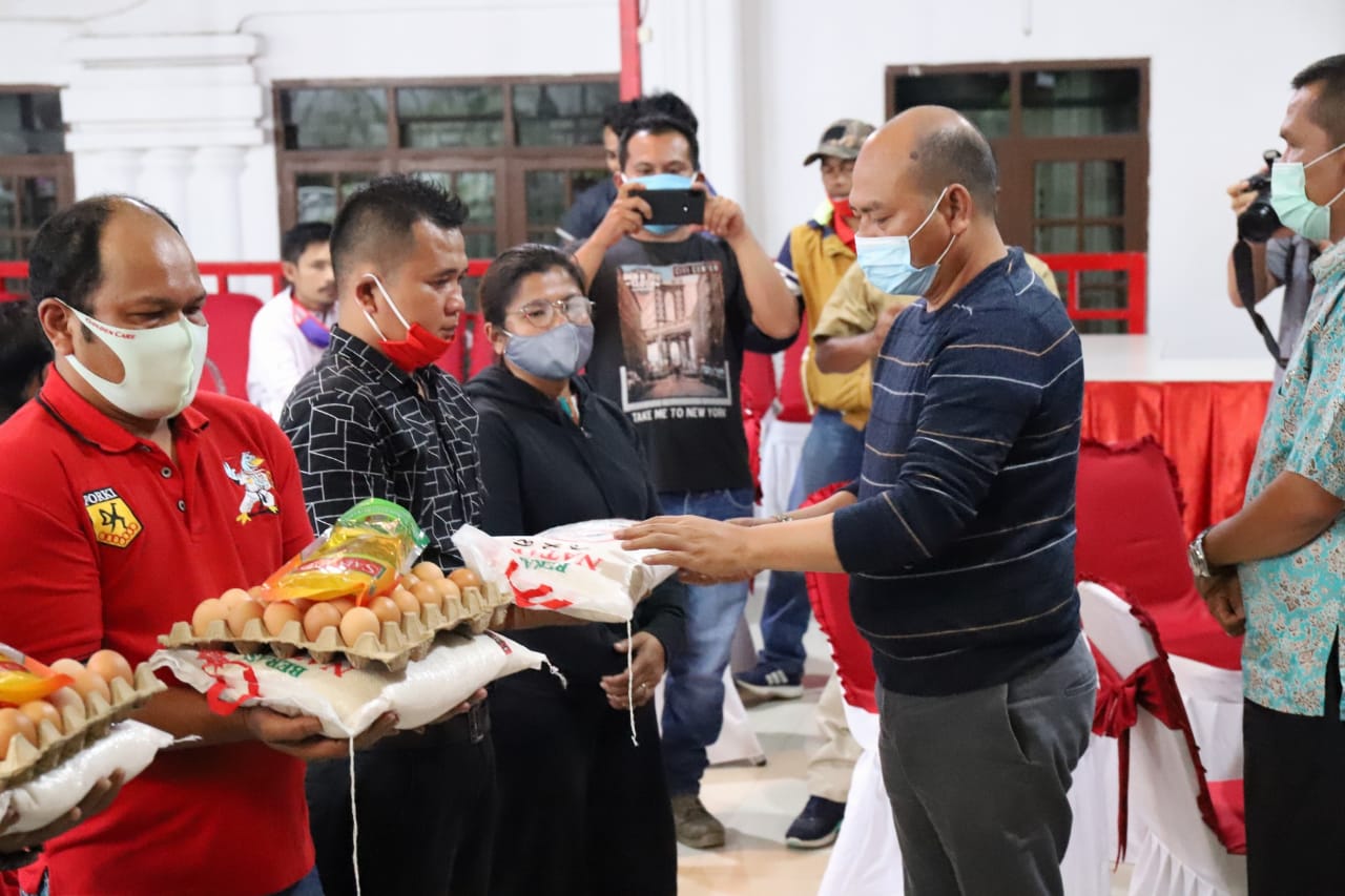 Bupati Taput Berikan Bahan Pangan Kepada 64 Pelatih Karate Dan Bantuan Tahap Kedua Bagi 501 Mahasiswa Asal Luar Tapanuli Utara