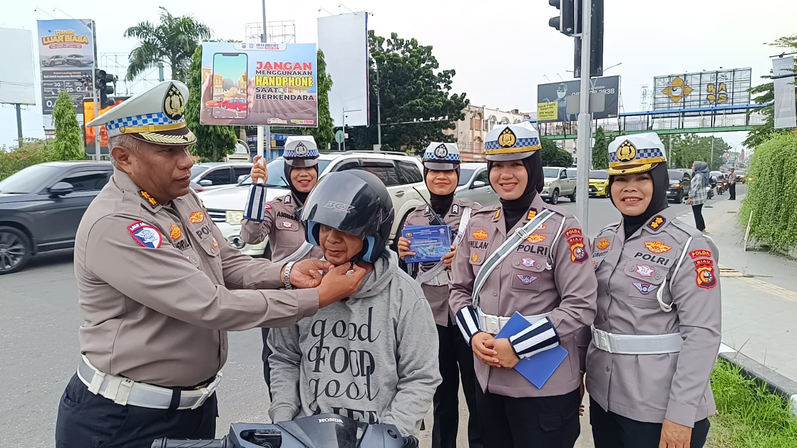 Ditlantas Polda Riau Terus Gencar Laksanakan Kampanye Keselamatan Berlalu Lintas di Traffic Light