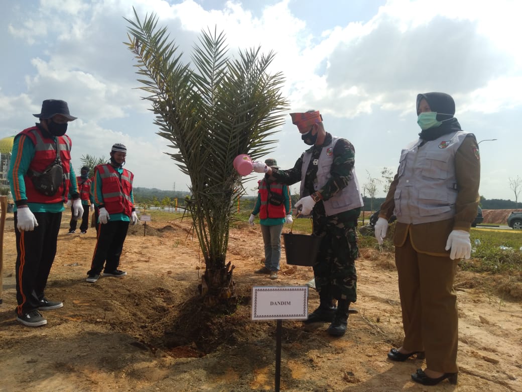 Peringati Hari Jadi Kota Pekanbaru Ke-237, Kodim 0301/PBR Ikut Serta Lakukan Penanaman Pohon Kurma Sebanyak 400 Pohon