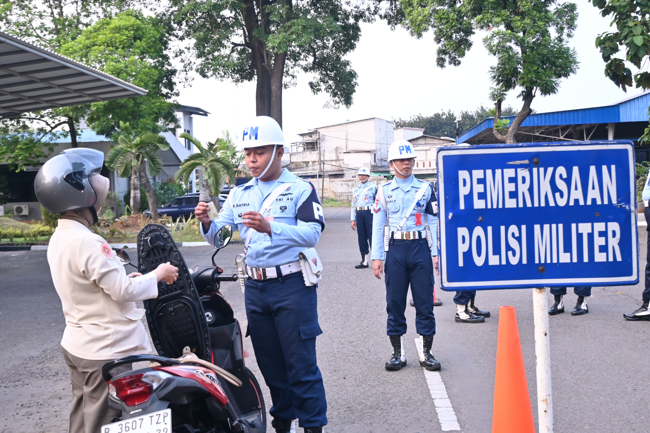 Pom Makodau I Gelar Razia, Pastikan Kelengkapan Kendaraan
