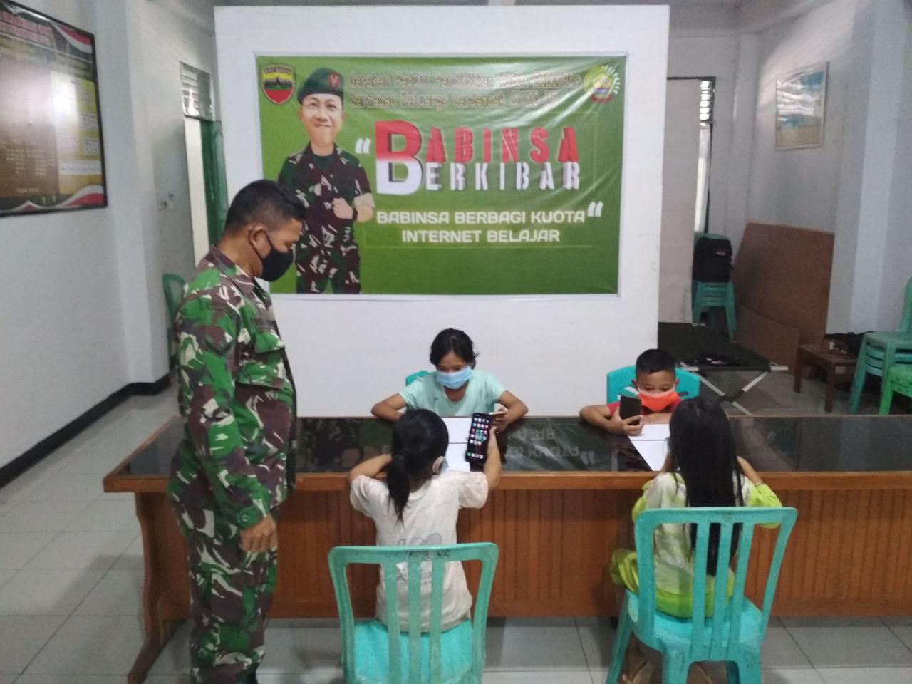 Gerakan Peduli Pendidikan Ditengah Pandemi Covid-19, Babinsa Kodim 0301/PBR Laksanakan Program Babinsa Berkibar