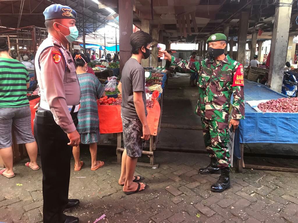 Personil Kodim 0301/PBR Bersama Polresta Pekanbaru Laksanakan Sosialisasi Penegakan Disiplin dan Protokol Kesehatan di Pasar Limapuluh