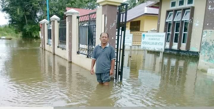 Kampung Air Hitam Rohil Terendam  Banjir, Datuk Penghulu Azhar Himbau Warga Waspada