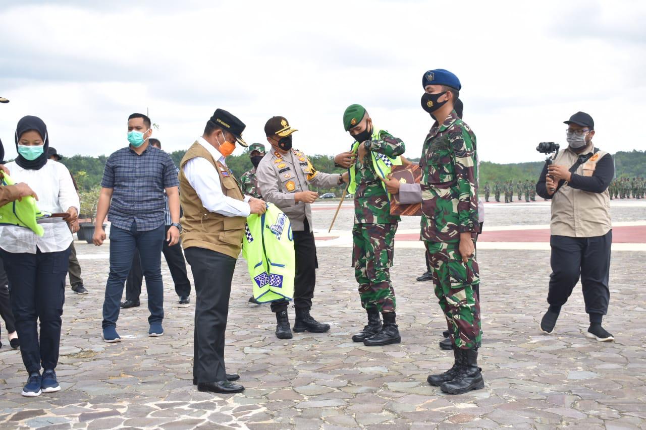 Kapolda Riau Pimpin Apel Pemberangkatan Satgas Pemburu Teking Covid-19 Operasi Yustisi