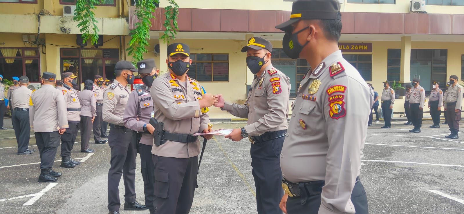 Kapolresta Pekanbaru Berikan Piagam Penghargaan Kepada Dua Kapolsek dan Personil Serta Masyarakat Atas Prestasi Kerja
