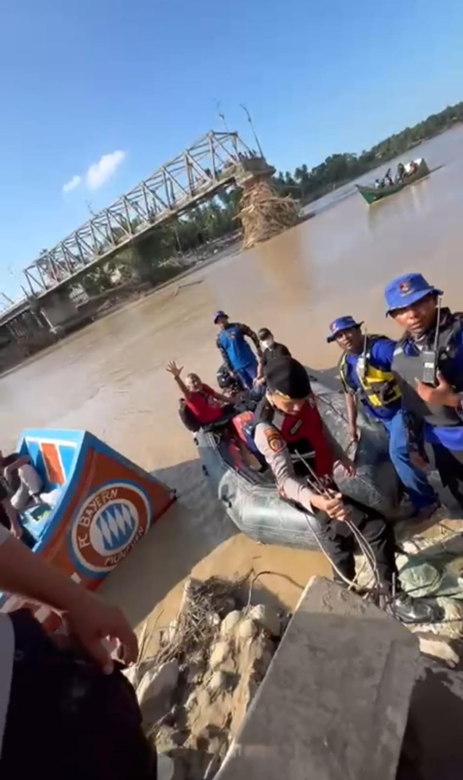 Aksi Heroik Tim SAR Dan Personel Korsabhara Polri Menembus Medan Ekstrem Untuk Korban di Blang, Bireuen Aceh