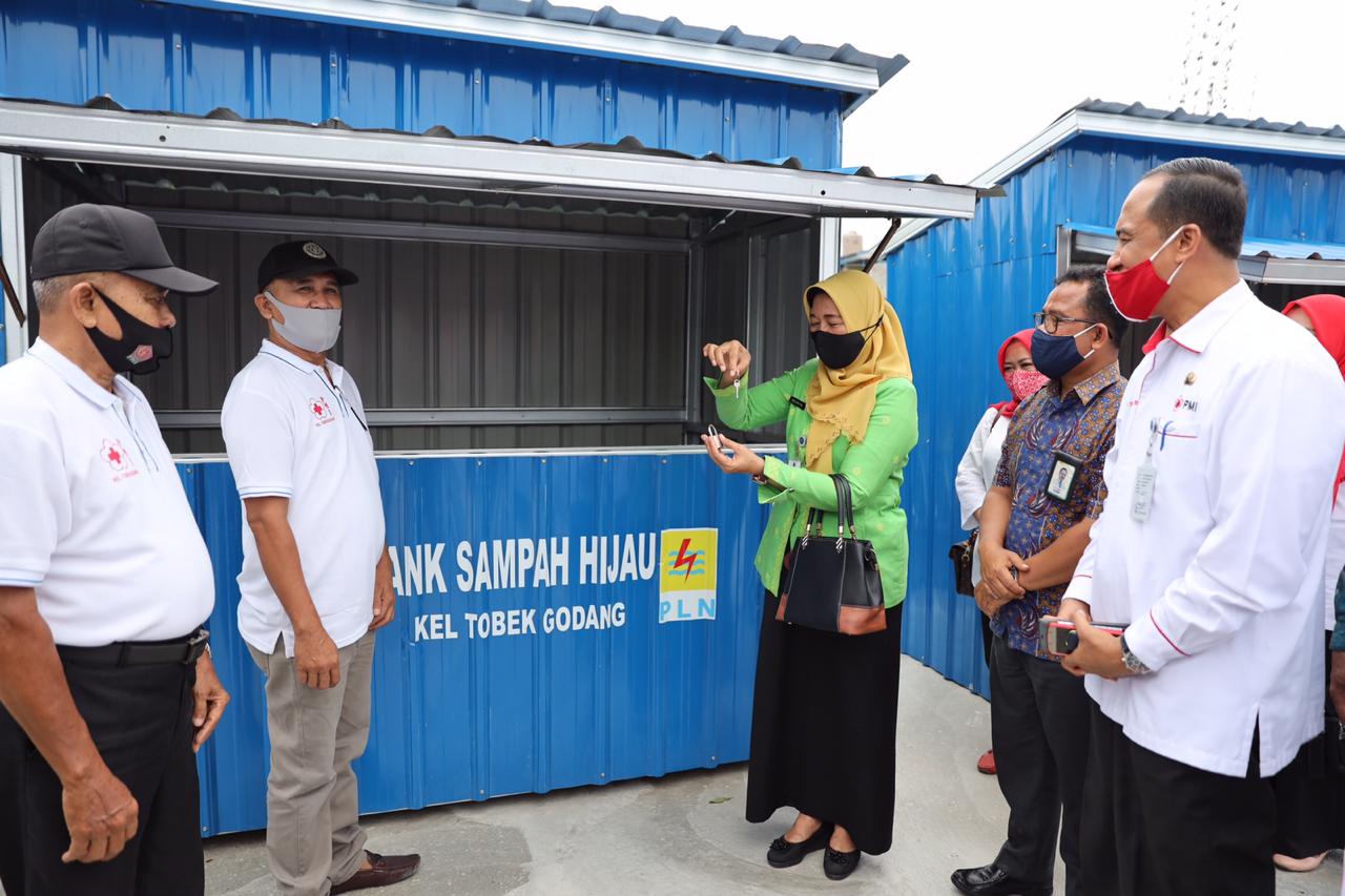 PLN Peduli Berikan Bantuan Sarana Bank Sampah dan Pelatihan Keterampilan Pangkas Rambut Bagi Warga