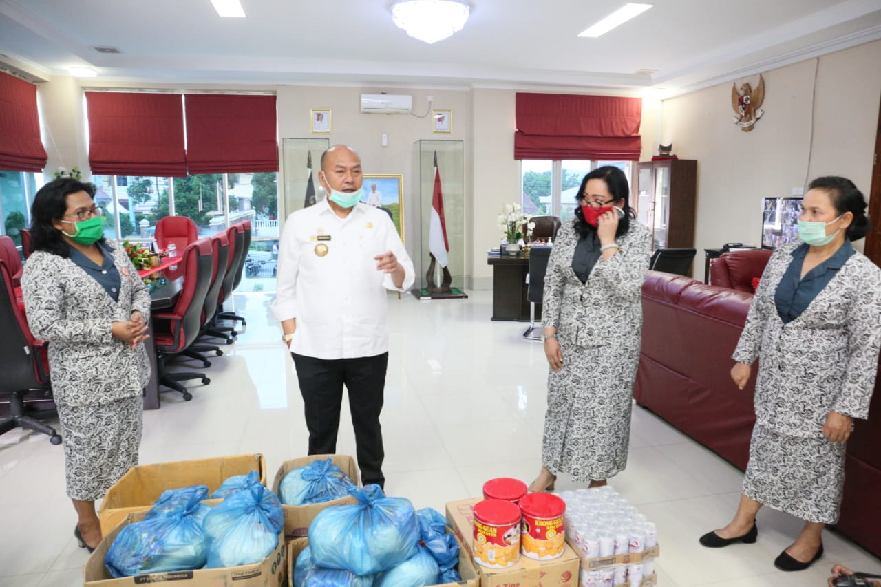 Bupati Taput Menerima Sumbangan IBI Cabang Tapanuli Utara