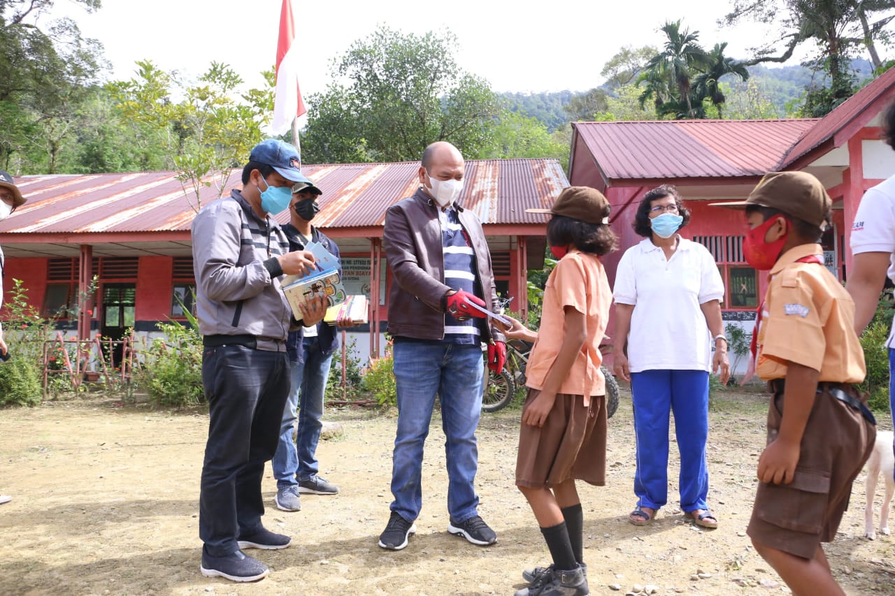 Bupati Taput Hadir Ditengah Masyarakat dan Menginap Di Desa Purba Dolok Kecamatan Parmonangan
