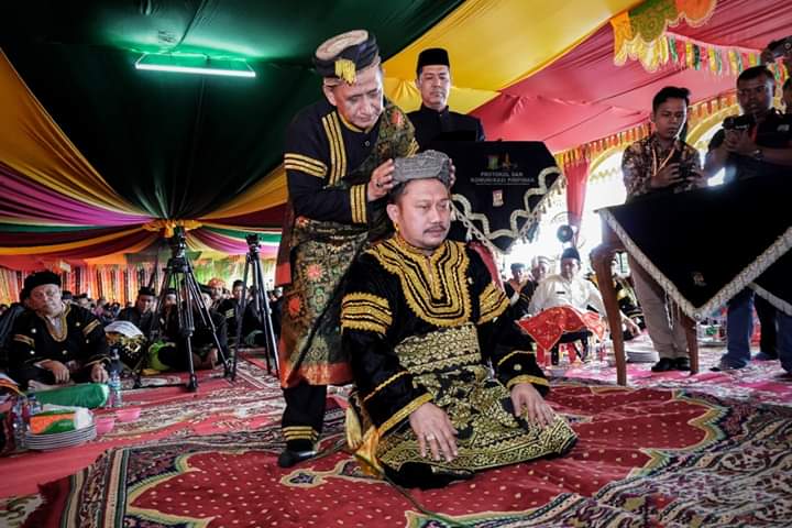 Bupati Kampar Resmi Dikukuhkan Pangku Payung Panji Adat Kabupaten Kampar Dengan Gelar Datuk Rajo Batuah