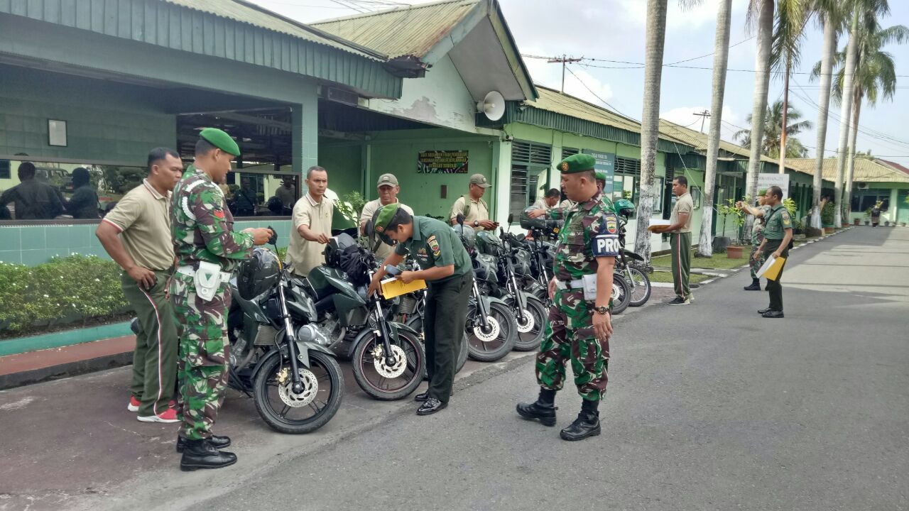 Pasilog Kodim 0301/Pekanbaru Melaksanakan Pemeriksaan Kelengkapan Kendaraan Bermotor Dinas di Wilayah Makodim