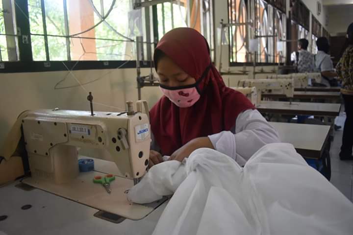 Guru Dan Siswa SMK Negeri 01 Kendal Fokus Menyelesaikan Pengerjaan Pembuatan APD