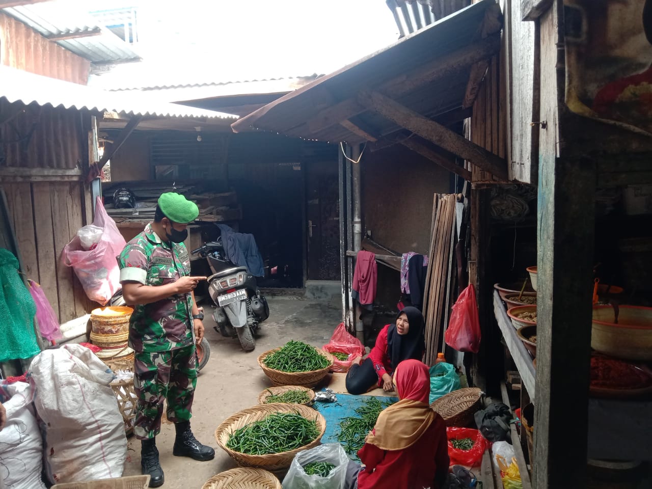 Intensif Edukasi Prokes, Babinsa Kodim 0301/PBR Datangi Pasar Cik Puan