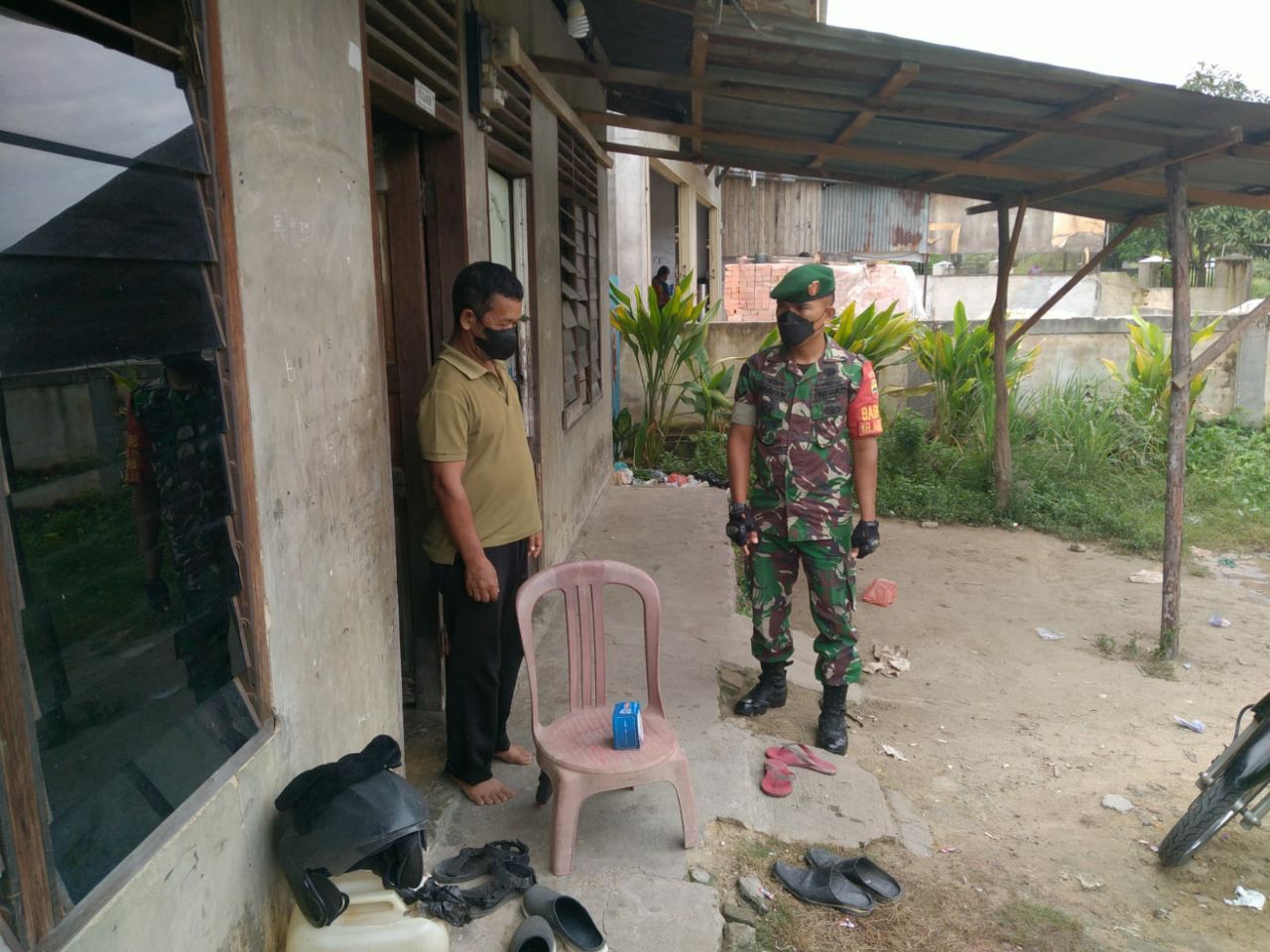 Door To Door, Babinsa Kodim 0301/PBR Distribusikan Paket Obat Isoman