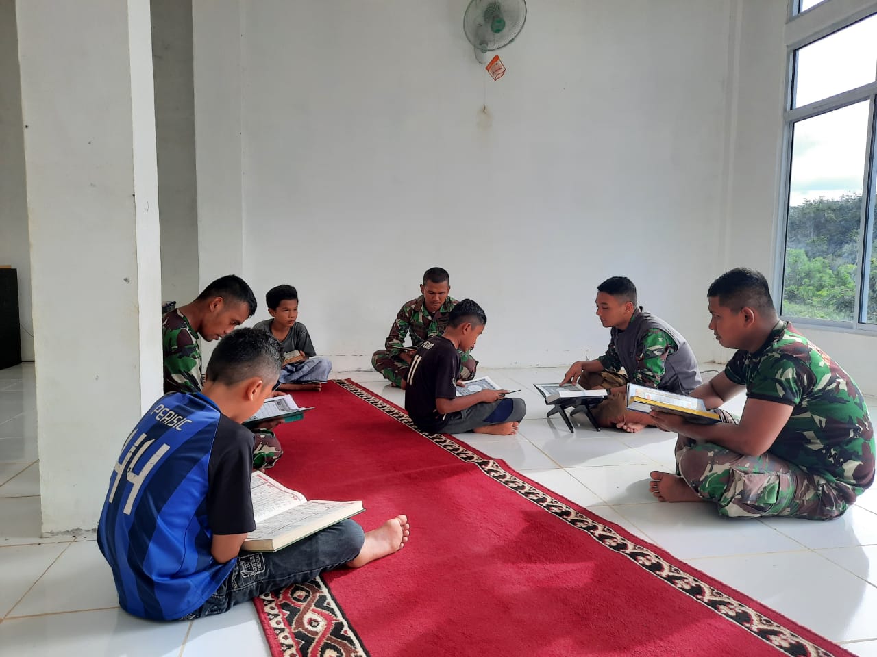 Setelah Laksanakan Pekerjaan Fisik, Personil Satgas TMMD Memberikan Bimbingan Mengaji Kepada Anak - Anak Warga