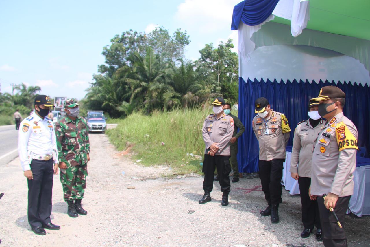 Hari Pertama Penerapan PSBB Kota Pekanbaru, Kapolda Riau Turun Langsung Mengecek Pos Pengawasan Covid-19 di Jalur Lintas Timur KM 21