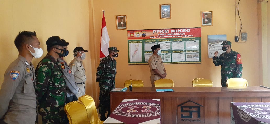 Dandim 0715/Kendal Tinjau Pos PPKM Mikro Desa Jurangagung dan Desa Wonodadi