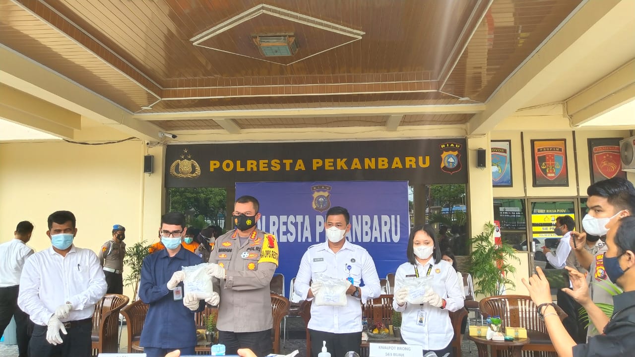 Kapolresta Pekanbaru Pimpin Langsung Pemusnahan Barang Bukti Sabu Dan 563 Knalpot Bronk