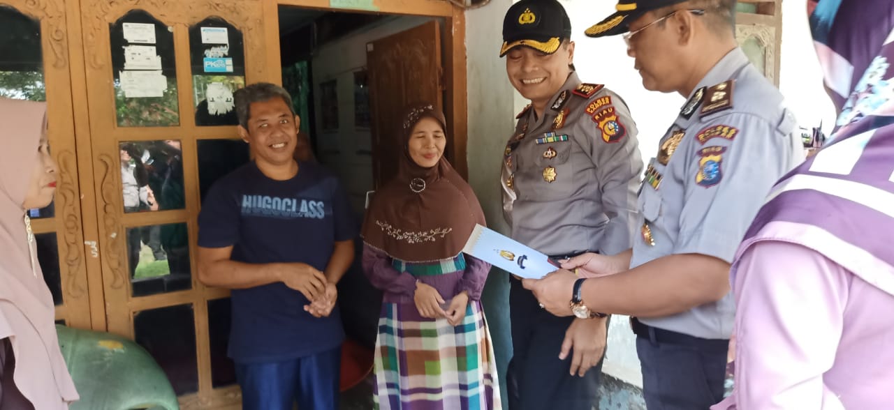 Kapolres Kampar dan Waka Polres Antarkan Zakat Personil Untuk Kaum Dhuafa di Dua Desa 