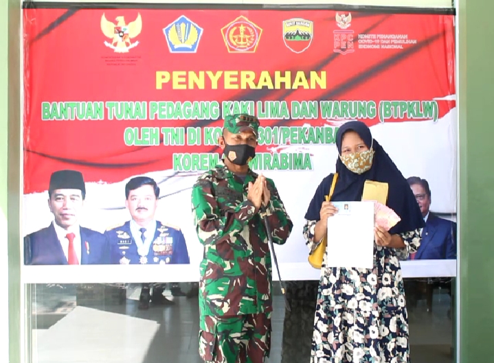 Kodim 0301/PBR Serahkan Secara Simbolis Bantuan Tunai Pedagang Kaki Lima dan Warung (BTPKLW) di Makodim