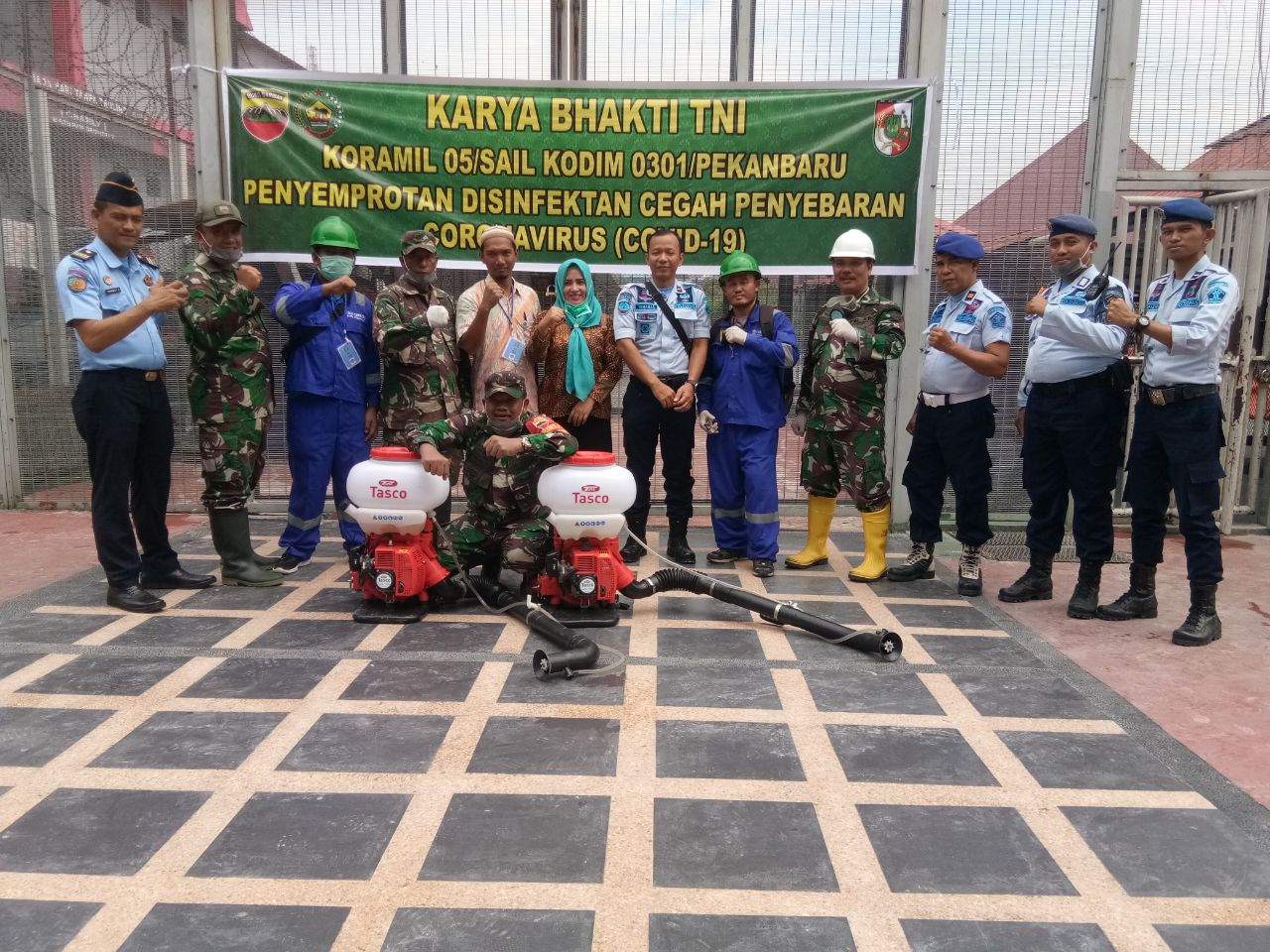 Mencegah Penyebaran Covid-19, Babinsa Kodim 0301/Pekanbaru Bersama Puskesmas Laksanakan Penyemprotan Disinfektan di Rutan Kelas 1 Kota Pekanbaru