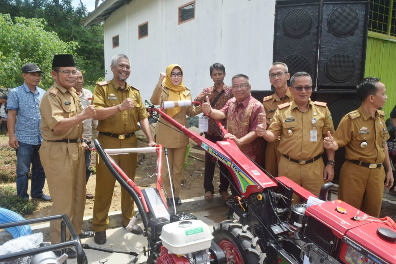 Serahkan Hand Traktor, Bupati Tanggamus Berharap Petani Ciptakan Swasembada Pangan