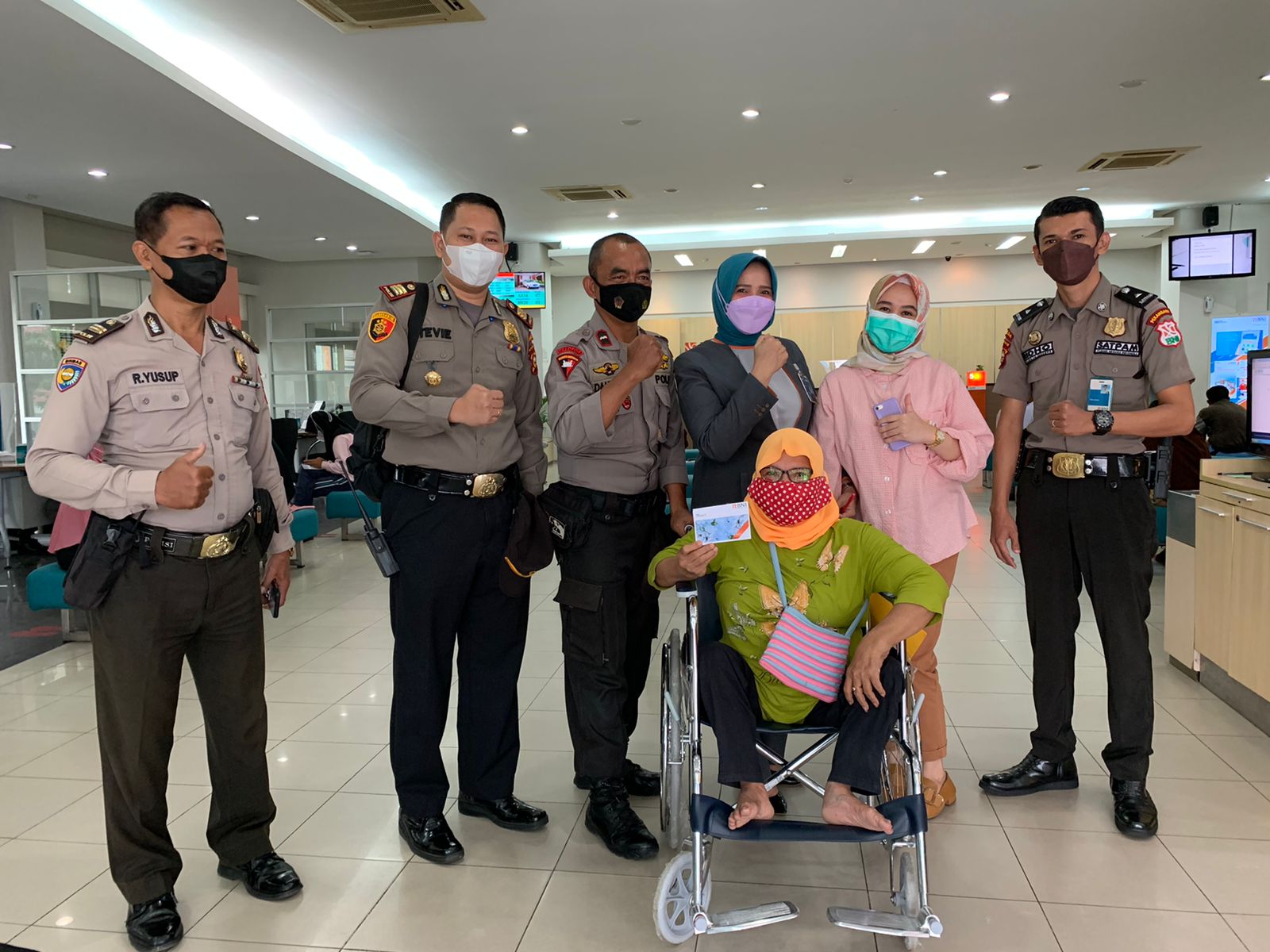 Polsek Limapuluh Menjemput Warga Penyandang Kaum Disabilitas Yang Membutuhkan Askes Perbankan