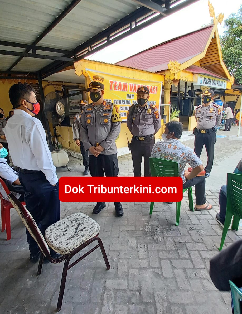 Tinjau Pelaksanaan Vaksinasi Covid-19 di Polsek Lima Puluh, Kapolresta Pekanbaru Vaksin Ini Penting Untuk Meningkatkan Imun Tubuh