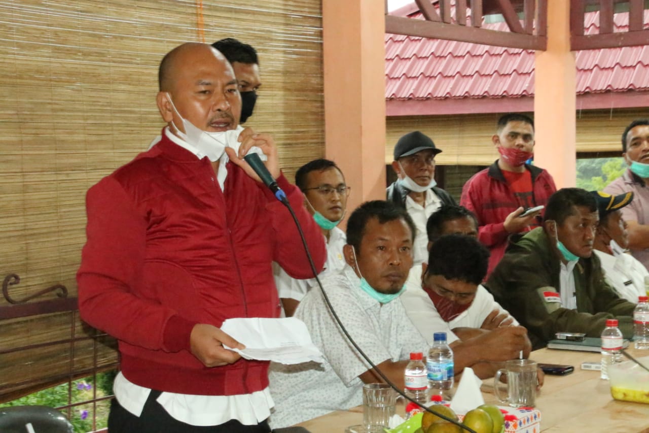 Bupati Taput Serahkan Benih Ikan, Kambing dan Itik di Desa Padang Parsadaan