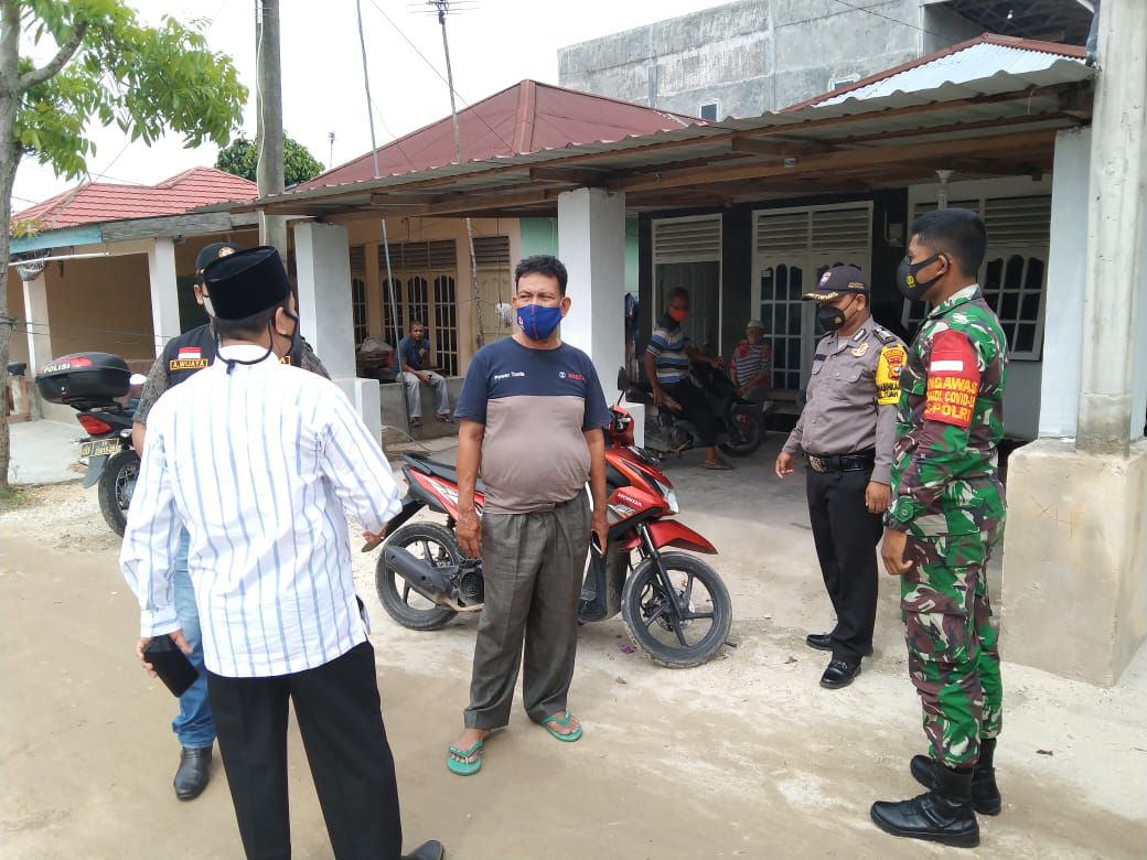 Babinsa Kodim 0301/PBR Bersama Warga Laksanakan Penyemproton Disinfektan Guna Mencegah Penyebabaran Virus Covid-19