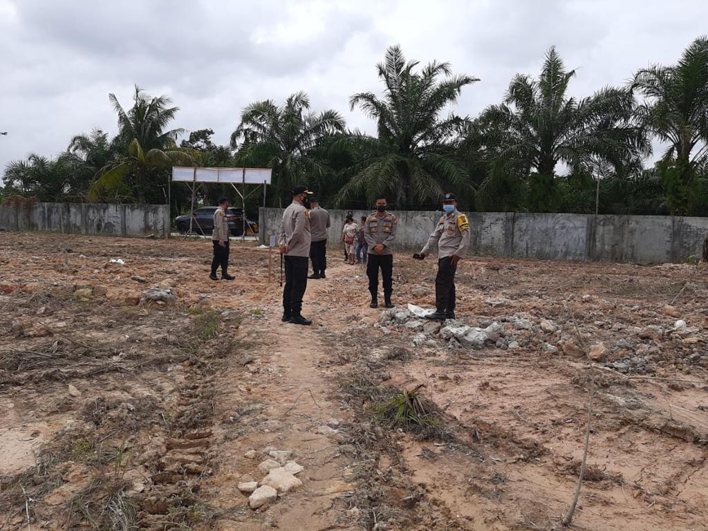 Kapolresta Pekanbaru Didampingi Kapolsek Payung Sekaki Sambangi Kampung Tangguh 'JB Berkebun' Serta Bagikan Masker Gratis di Kelurahan Tampan dan Tirta Siak