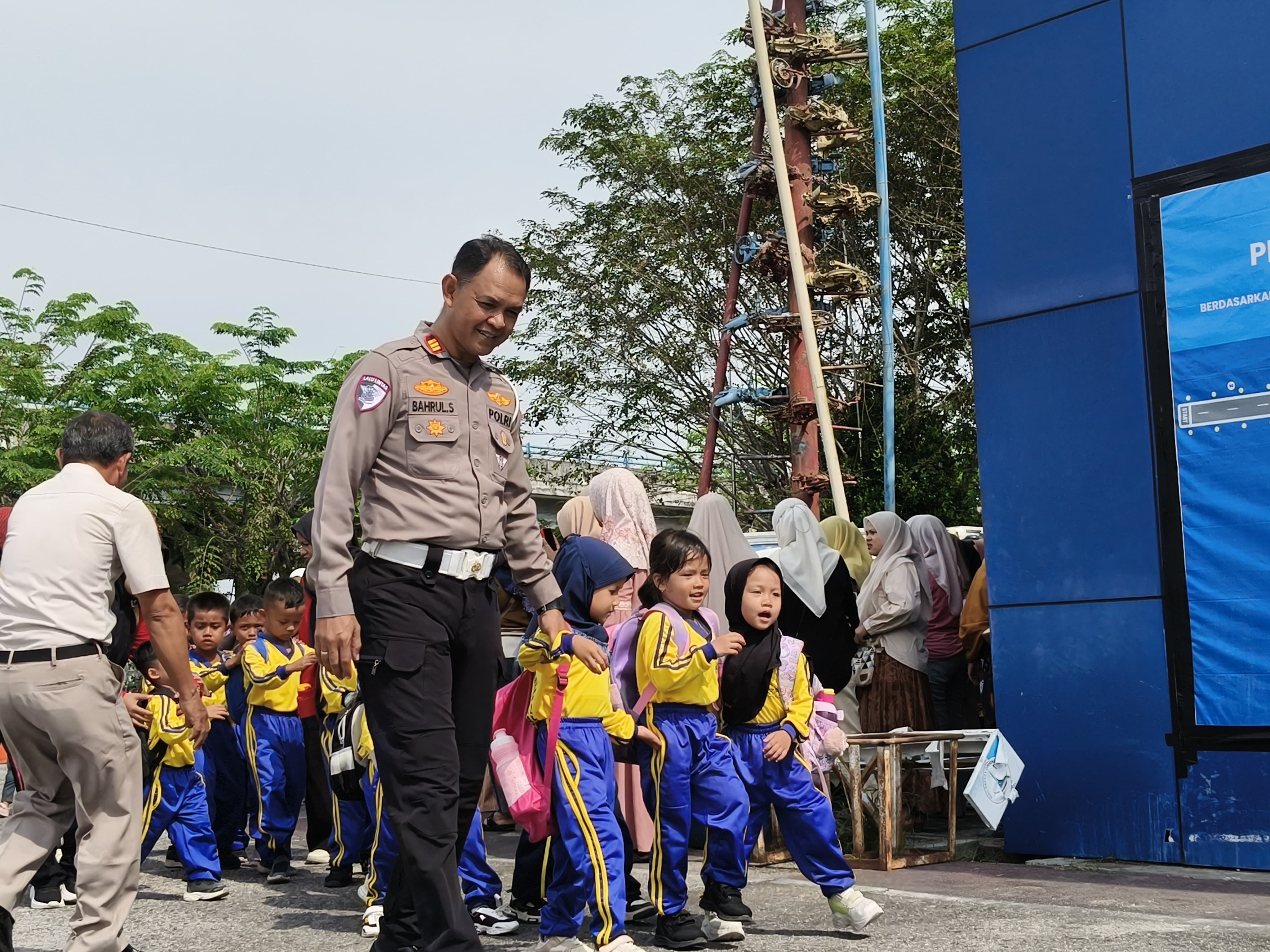 Polantas Karib Disambut Senyum Anak-Anak, Ditlantas Polda Riau Tanamkan Keselamatan dan Cinta Lingkungan Sejak Dini