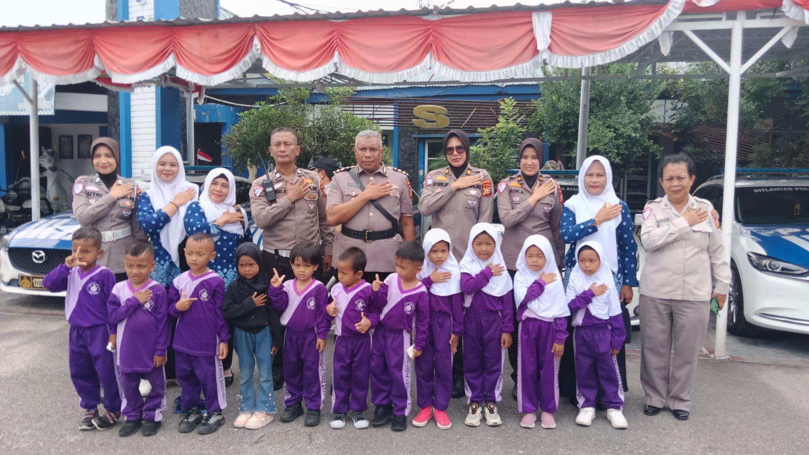 Polisi Sahabat Anak, Ditlantas Polda Riau Tanamkan Tertib Lalu Lintas Dan Cinta Lingkungan Sejak Usia Dini