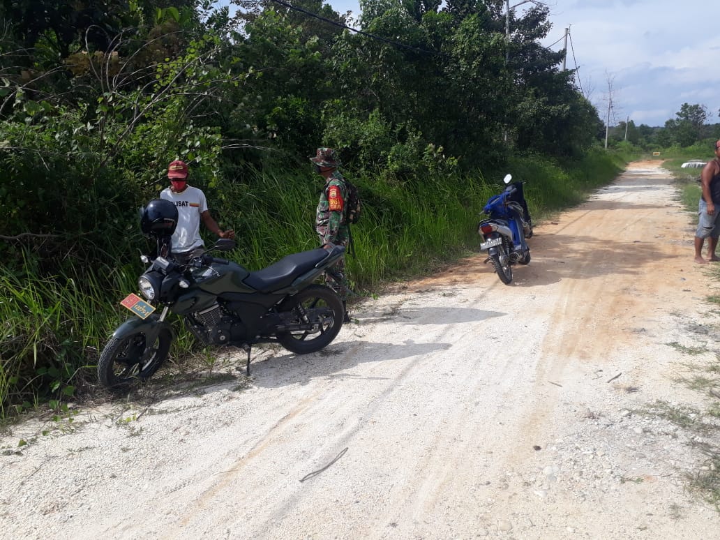 Babinsa Kodim 0301/PBR Bersinergi Bersama MPA Laksanakan Patroli dan Sosialisasi Cegah Karhutla