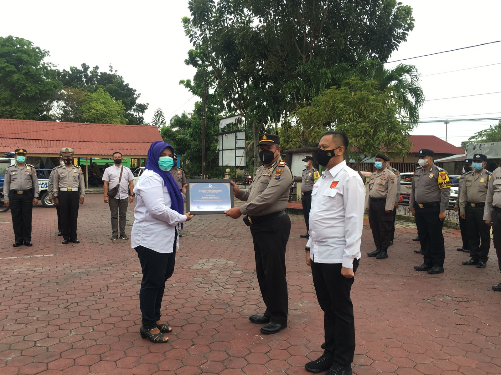 Polsek Bukit Raya Terima Piagam Penghargaan Dari Lembaga Bantuan Perlindungan Perempuan dan Anak Riau