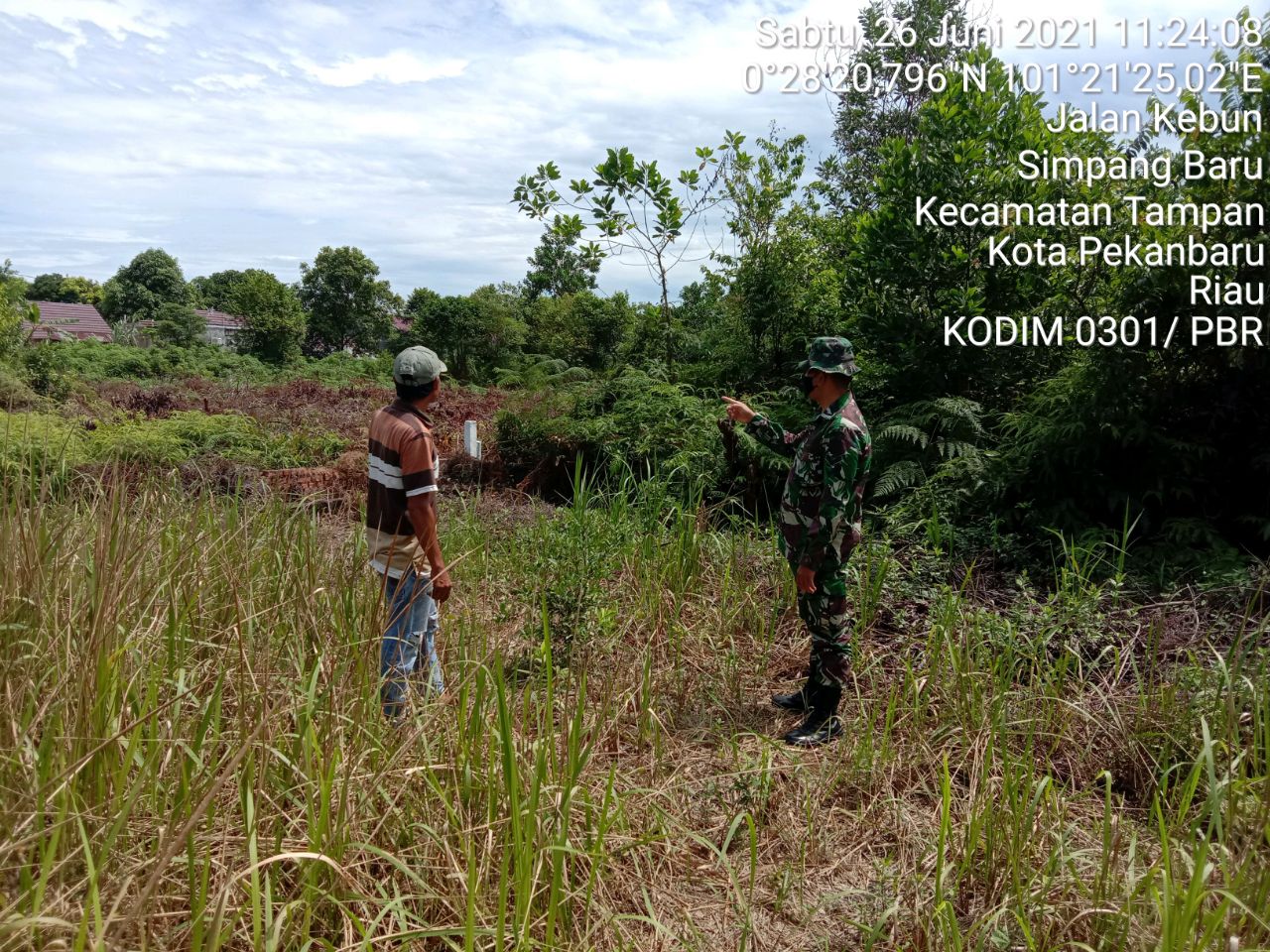 Antisipasi Karhutla, Babinsa Kodim 0301/PBR Laksanakan Patroli dan Sosialisasi Cegah Karhutla di Kelurahan Air Putih