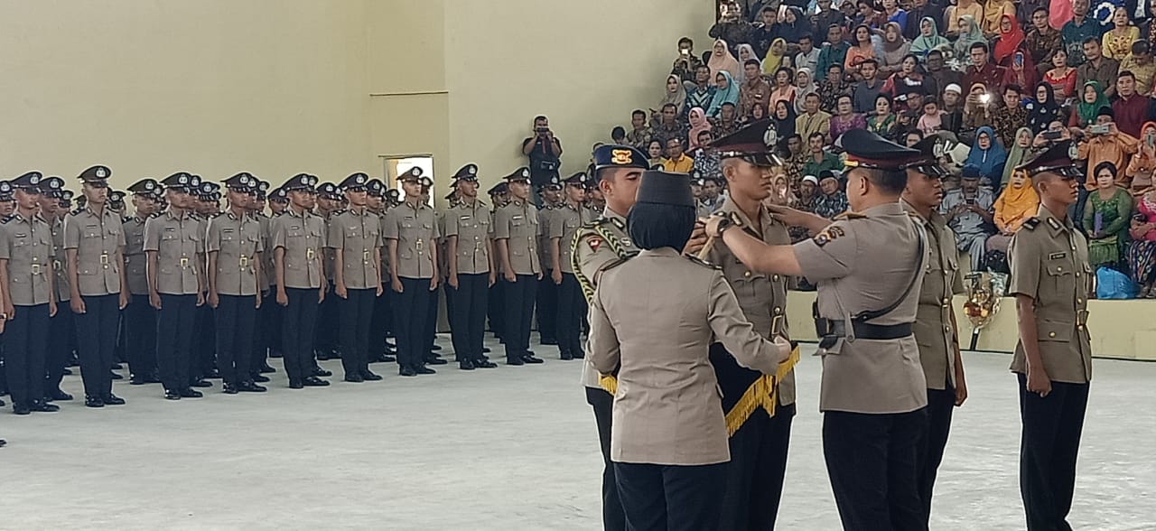 Kapolda Riau Melantik 203 Bintara Lulusan Diktukba Polri TA 2019 - 2020 di SPN Polda Riau