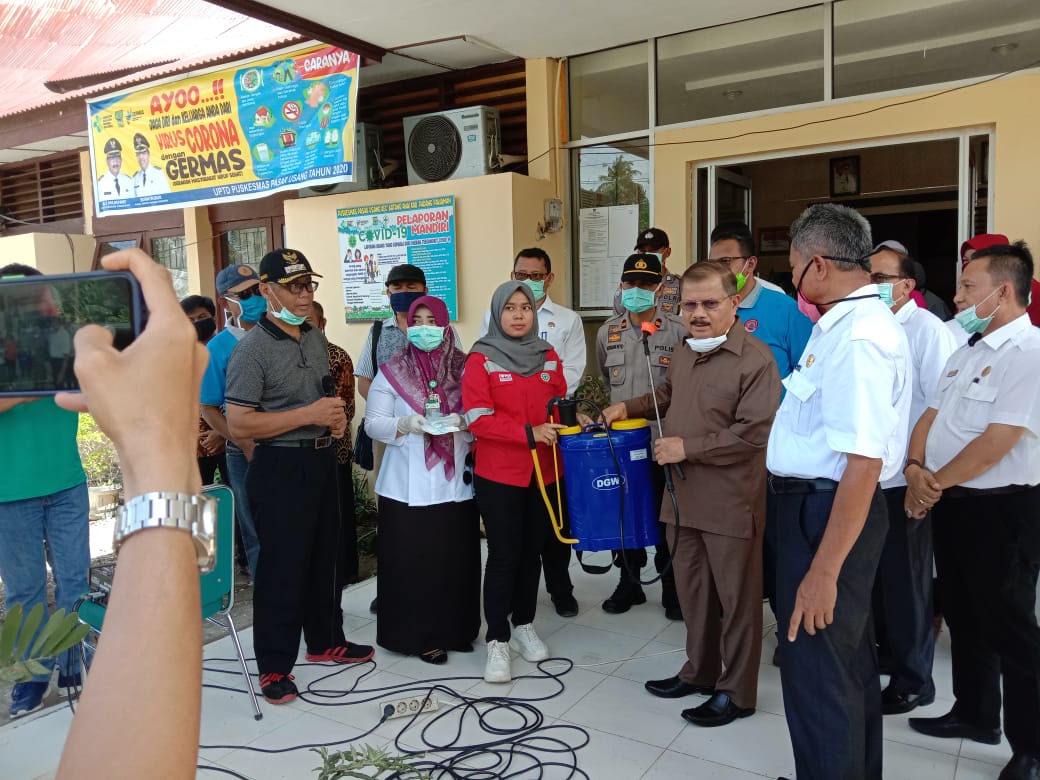 Relawan Lakukan Penyemprotan Disinfektan di Batang Anai Padang Pariaman