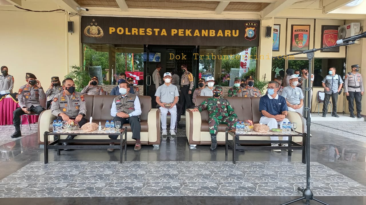 Dandim 0301/PBR Dampingi Wali Kota dan Kapolresta Pekanbaru Hadiri Kegiatan Pelepasan Bansos Beras 250 Ton Dari Yayasan Budha Tzu Chi Indonesia Kepada Masyarakat Yang Terdampak Covid-19, 'Program Rp 1000 Berjuta Makna Polresta Pekanbaru'