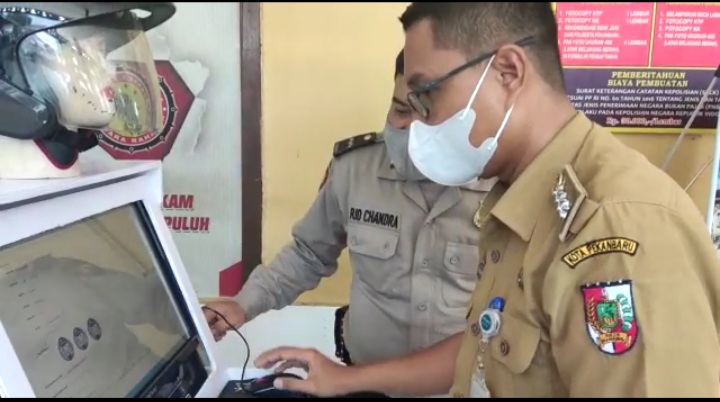 Camat Limapuluh Terkejut Melihat Pelayanan Polsek Limapuluh Menggunakan Artificial Intelligence (AI)