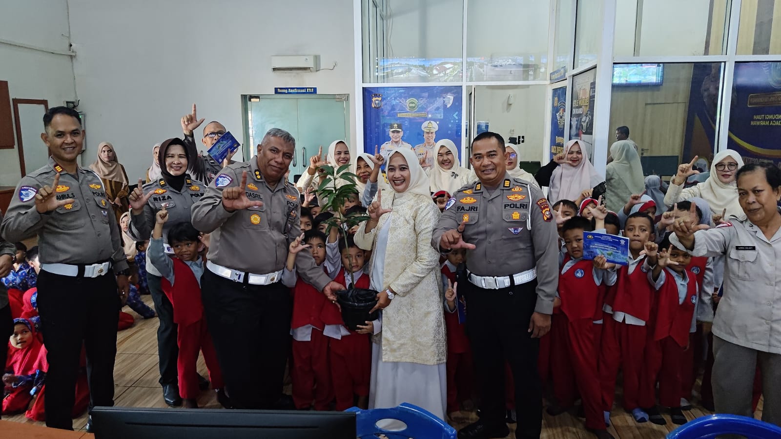 Ditlantas Polda Riau Tanamkan Budaya Tertib Berlalu Lintas Serta Peduli Lingkungan Lewat Program Polsanak Dan Green Policing