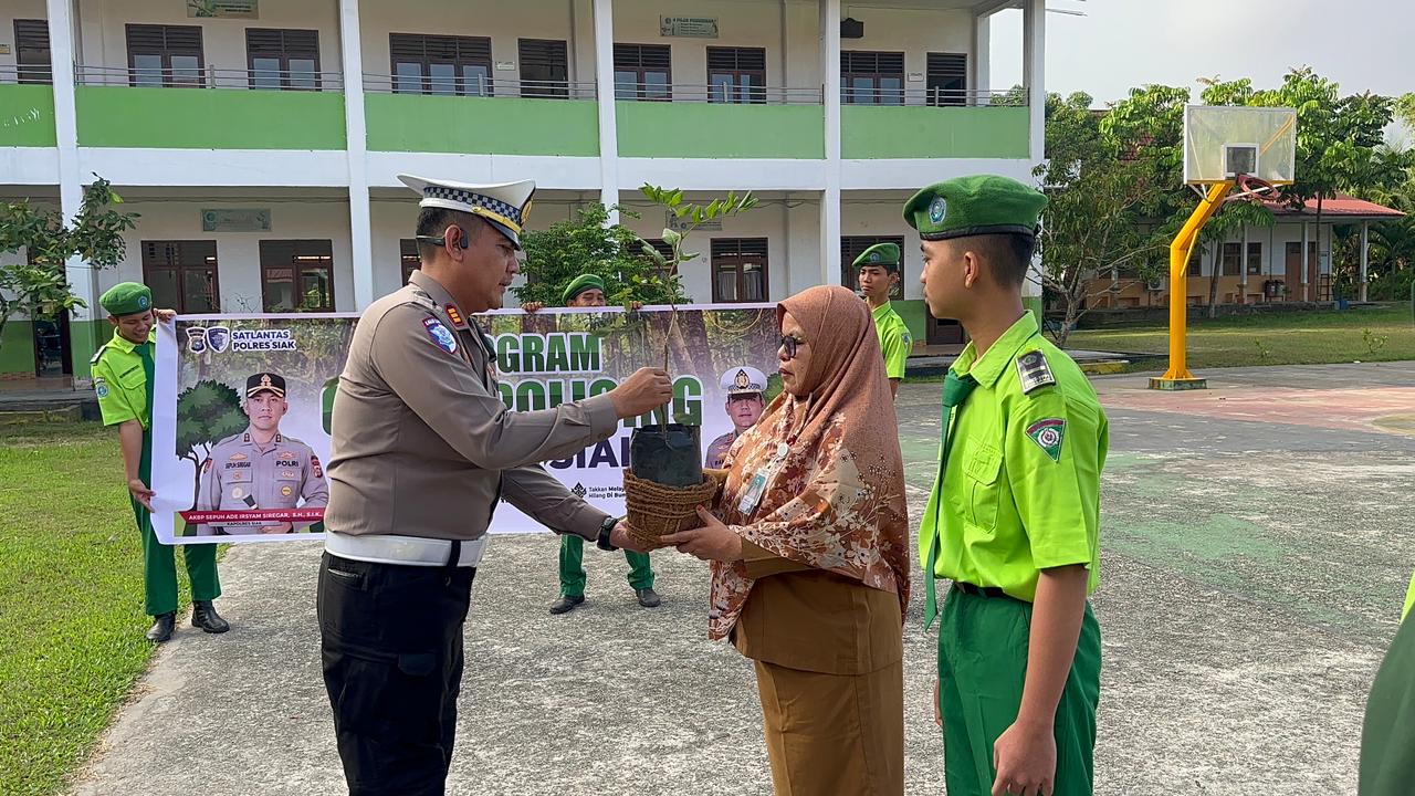 Police Go To School Menjadi Inspektur Upacara Senin, Satlantas Polres Siak Sampaikan Pentingnya Tertib Berlalu Lintas Dan Program Green Policing